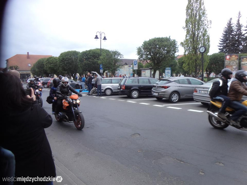 Parada motocyklistów w Sierakowie