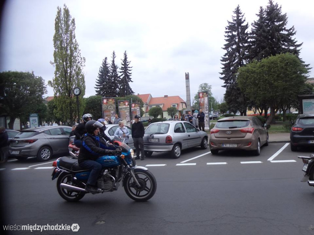 Parada motocyklistów w Sierakowie