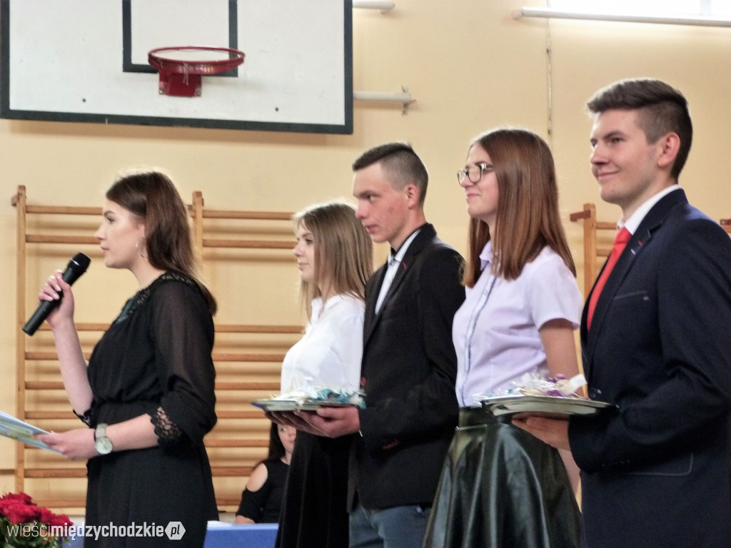Maturzyści Zespółu Szkół w Sierakowie