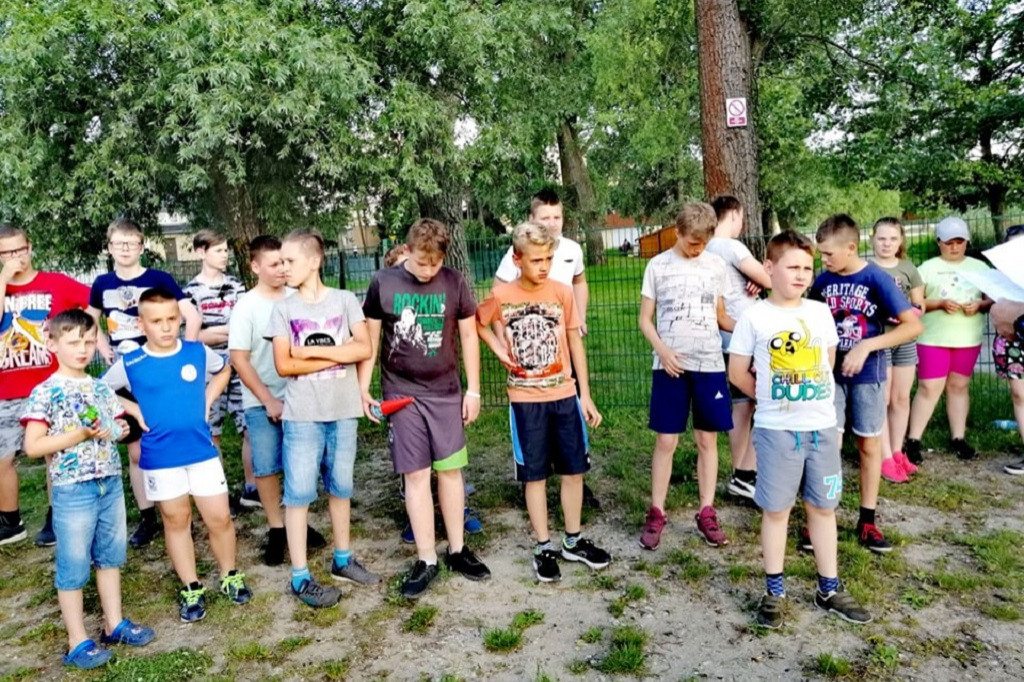 Młodzi strażacy trenują przed zawodami