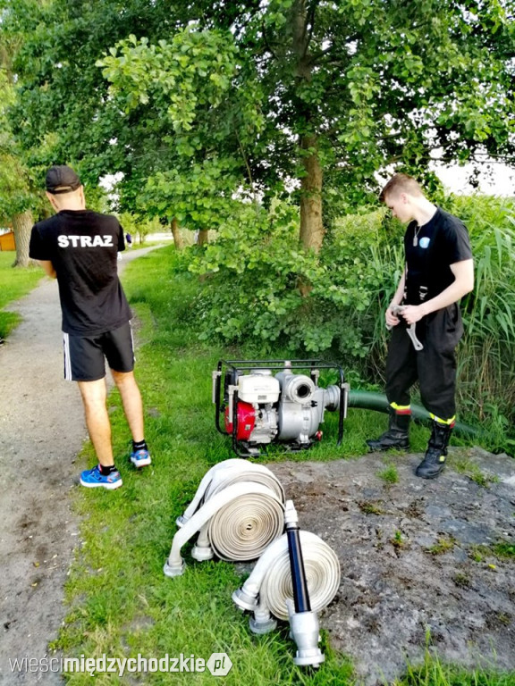 Młodzi strażacy trenują przed zawodami
