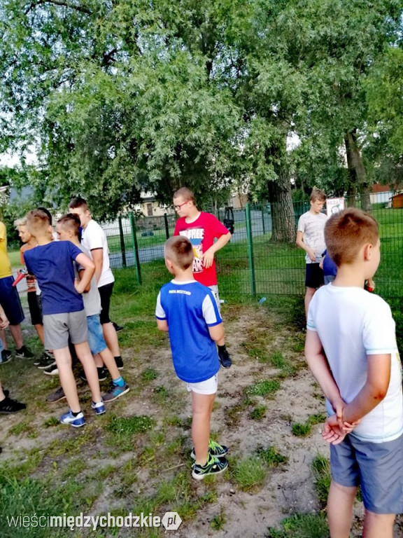 Młodzi strażacy trenują przed zawodami