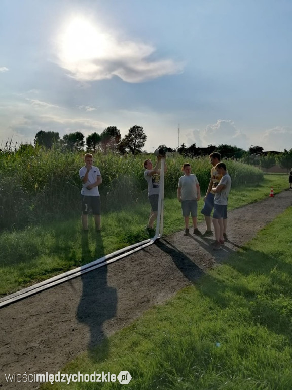 Młodzi strażacy trenują przed zawodami