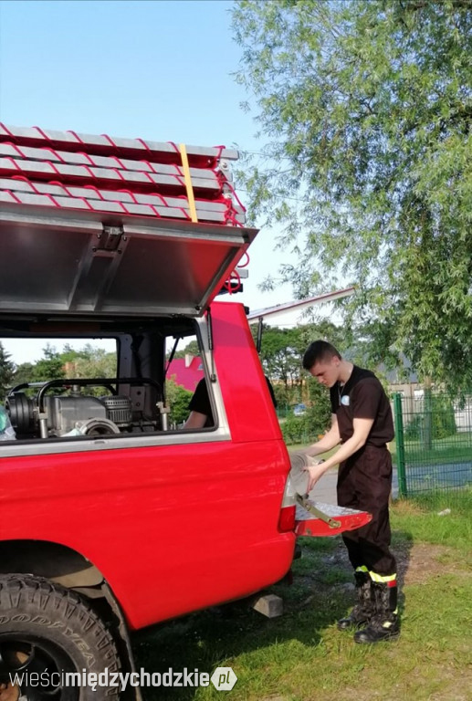 Młodzi strażacy trenują przed zawodami