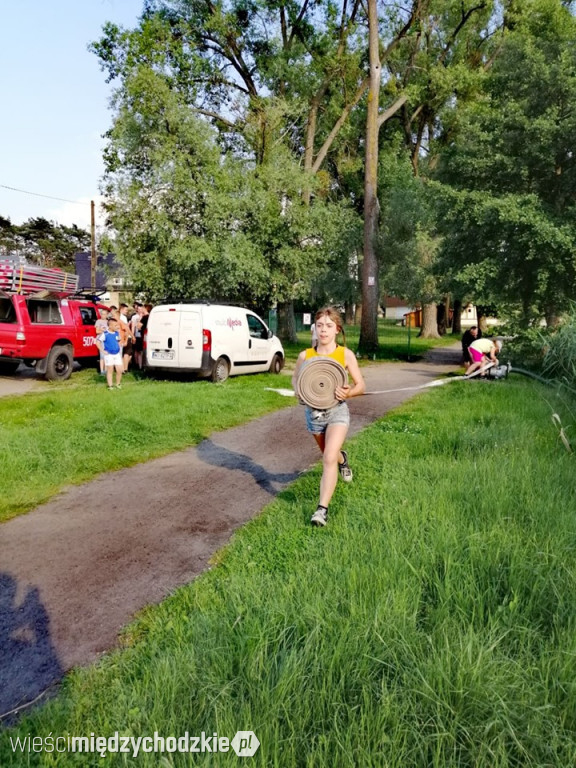 Młodzi strażacy trenują przed zawodami