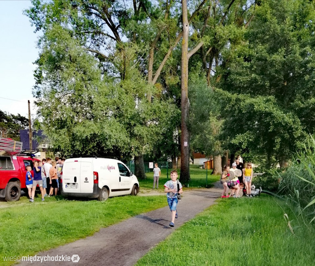 Młodzi strażacy trenują przed zawodami