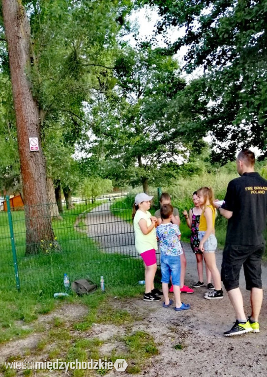 Młodzi strażacy trenują przed zawodami