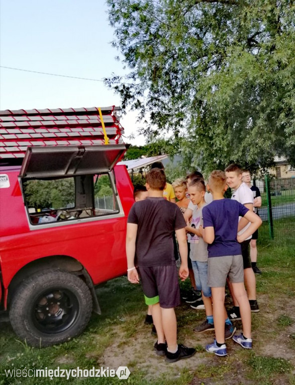 Młodzi strażacy trenują przed zawodami
