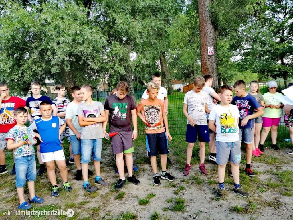 Młodzi strażacy trenują przed zawodami