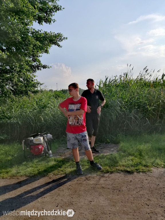 Młodzi strażacy trenują przed zawodami
