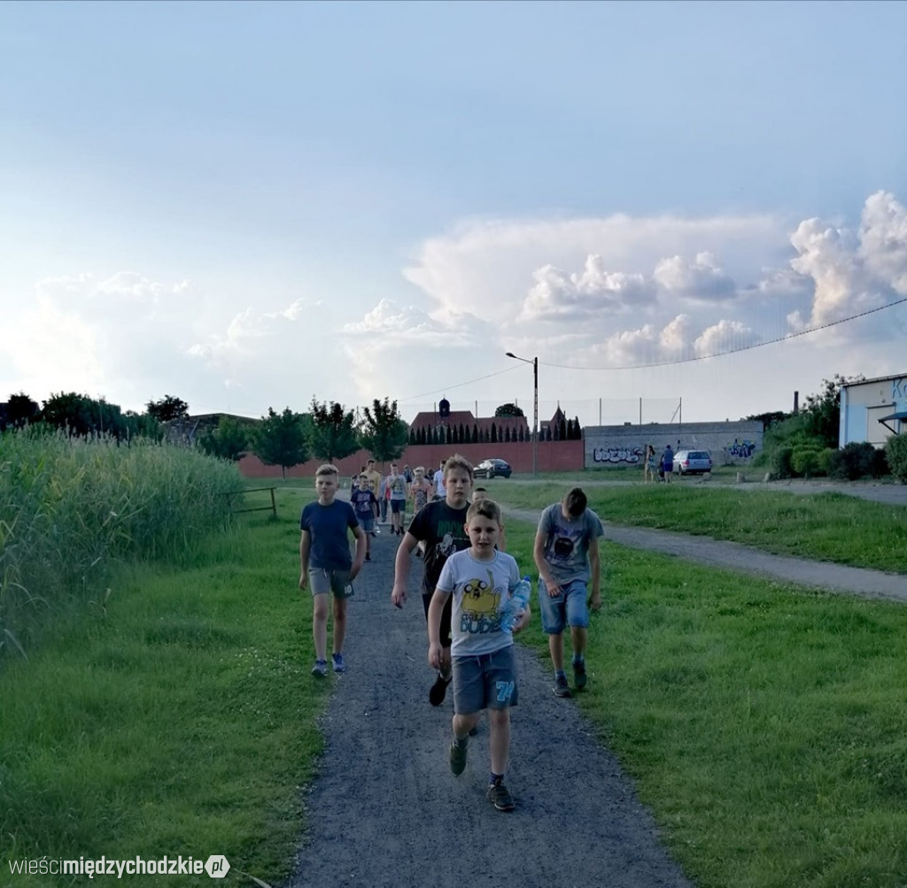 Młodzi strażacy trenują przed zawodami
