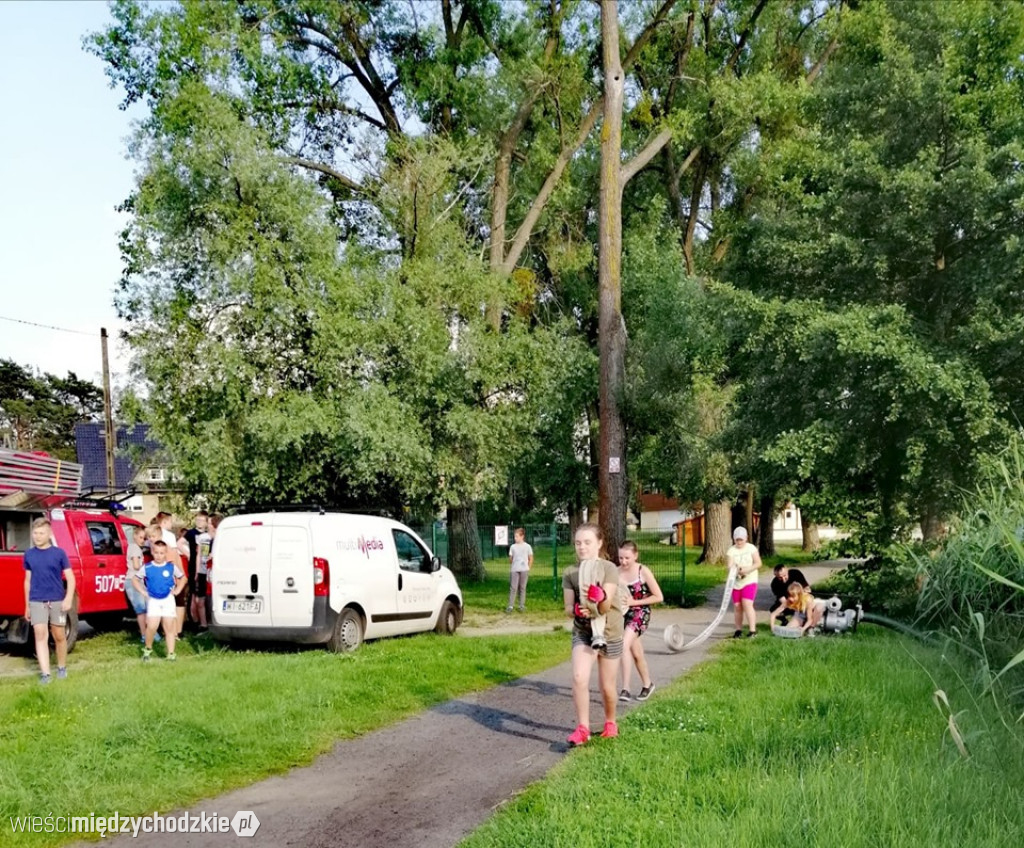 Młodzi strażacy trenują przed zawodami