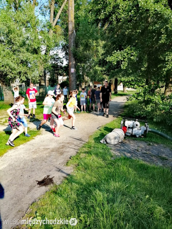 Młodzi strażacy trenują przed zawodami
