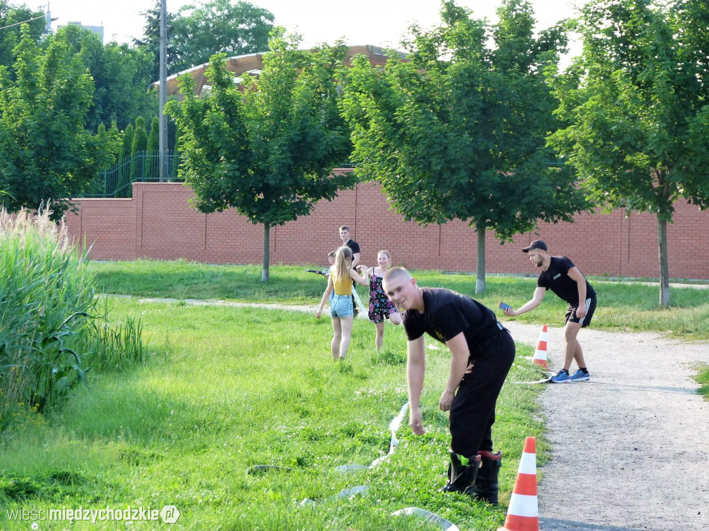 Młodzi strażacy trenują przed zawodami