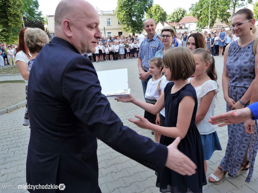 Wakacje w SP nr 1 w Międzychodzie rozpoczęte