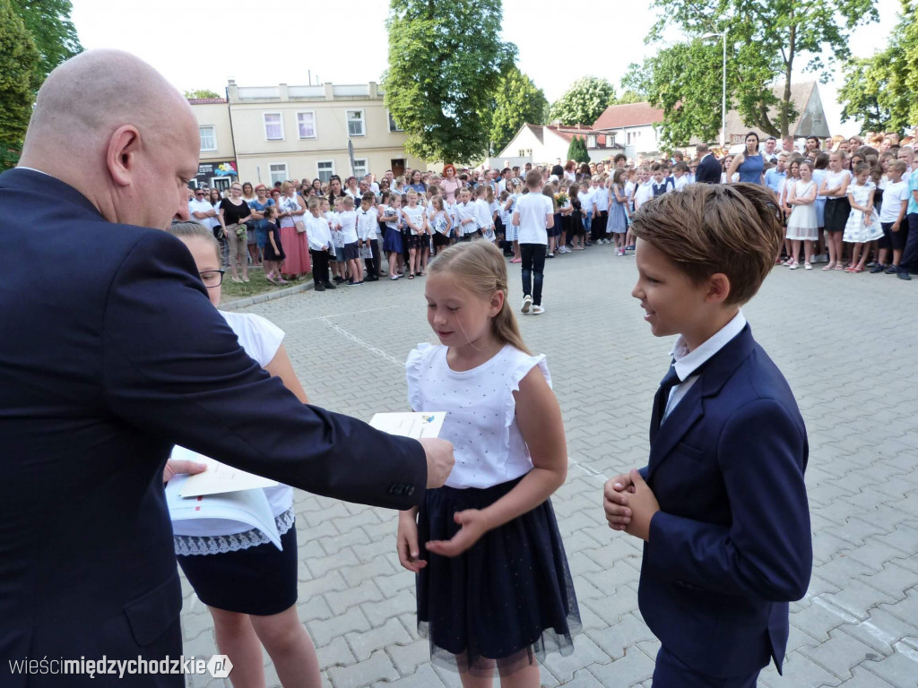 Wakacje w SP nr 1 w Międzychodzie rozpoczęte