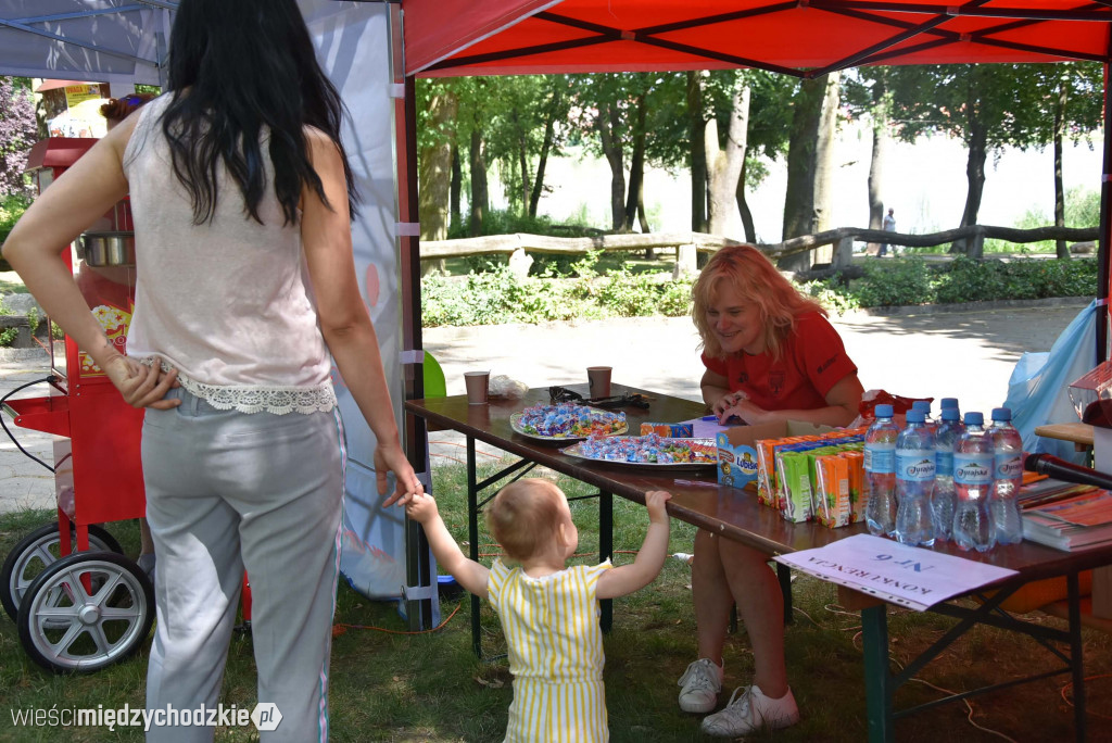 Na muszli bawiły się nie tylko dzieci