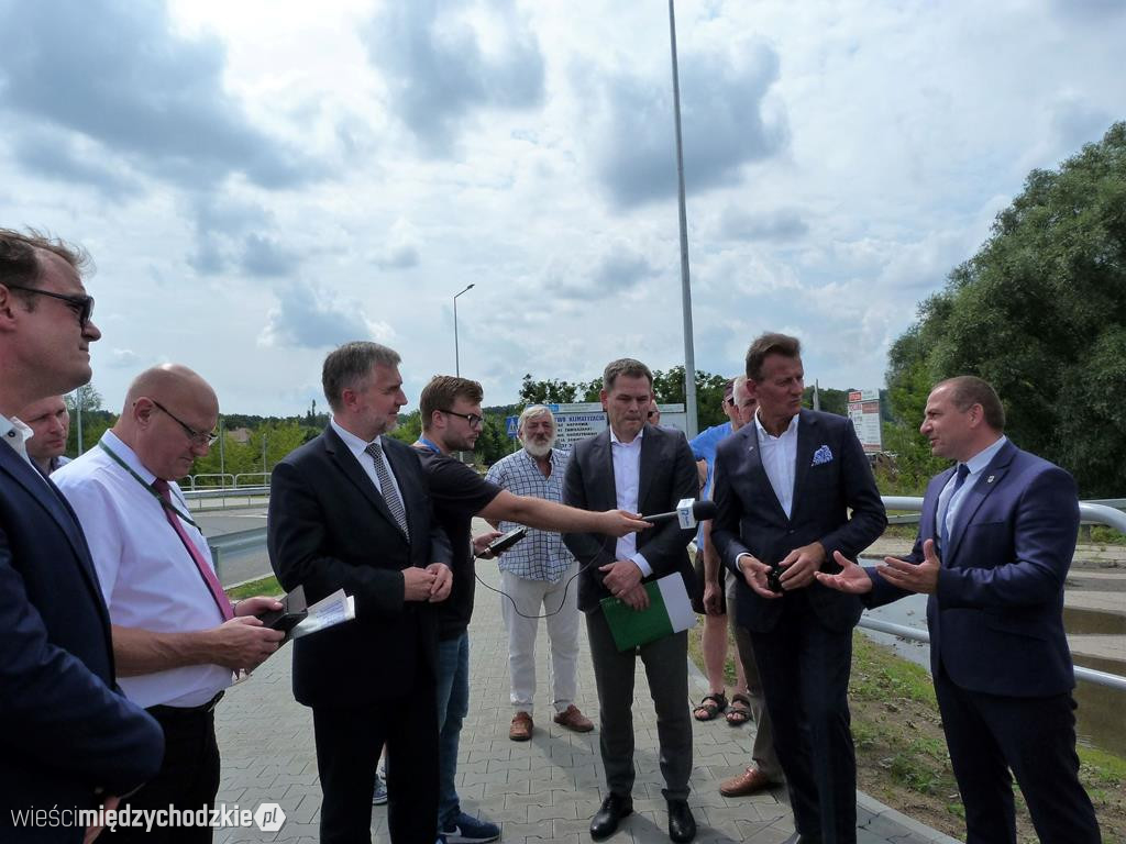 Marszałek Marek Woźniak wizytował most w Międzychodzie