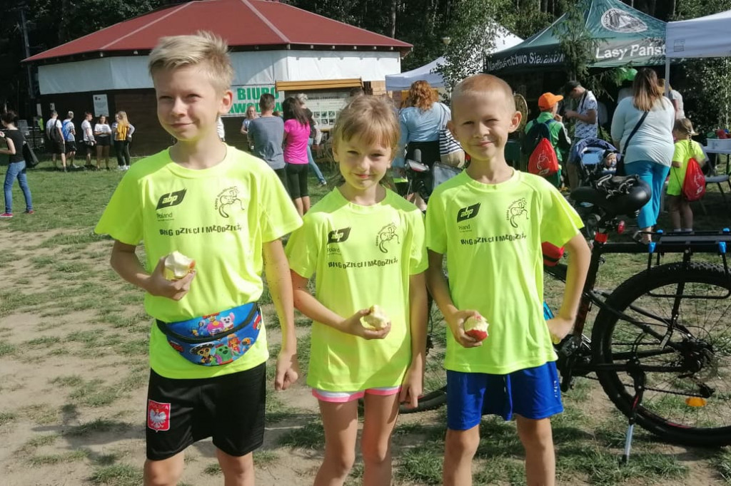 Przygotowania do biegów dziecięcych w Sierakowie
