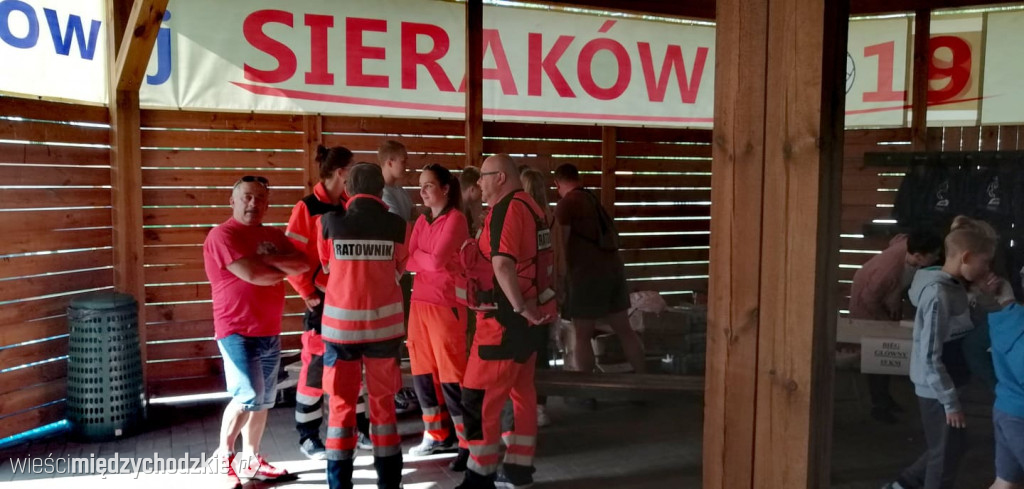 Przygotowania do biegów dziecięcych w Sierakowie