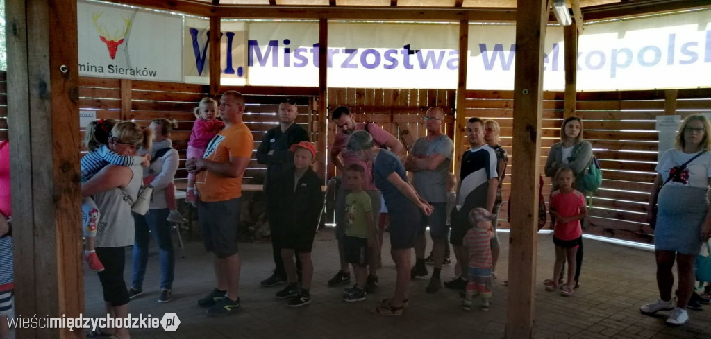 Przygotowania do biegów dziecięcych w Sierakowie