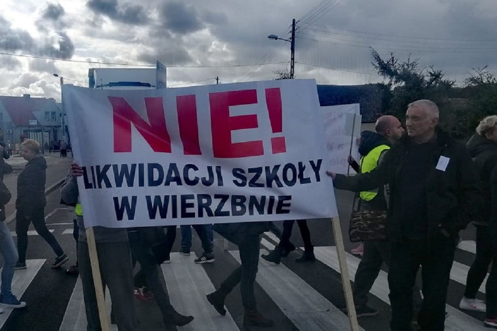 Protest rodziców uczniów z Wierzbna