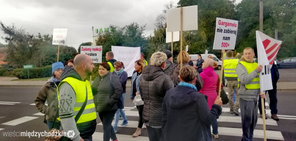 Protest rodziców uczniów z Wierzbna