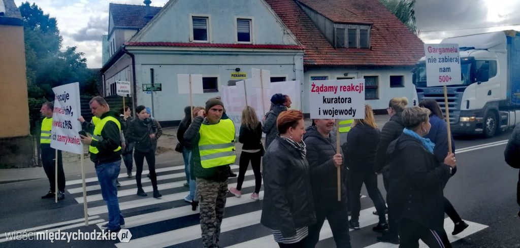 Protest rodziców uczniów z Wierzbna