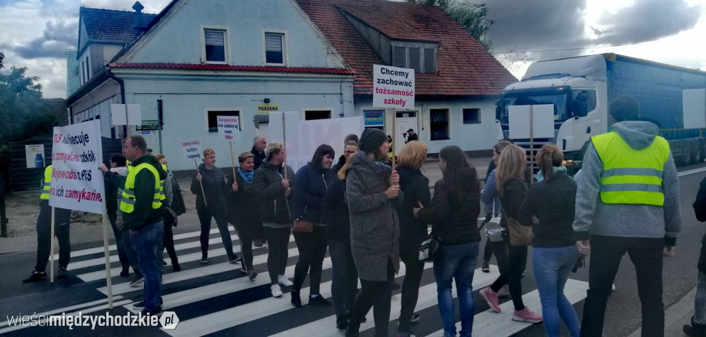 Protest rodziców uczniów z Wierzbna