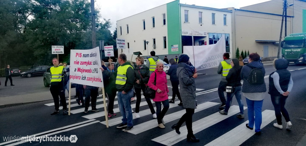 Protest rodziców uczniów z Wierzbna