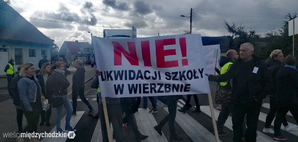 Protest rodziców uczniów z Wierzbna