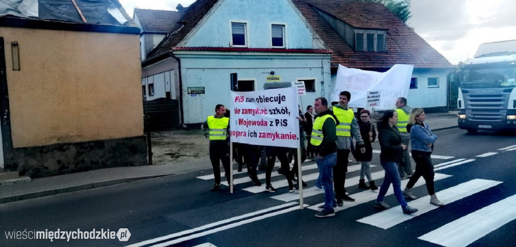 Protest rodziców uczniów z Wierzbna