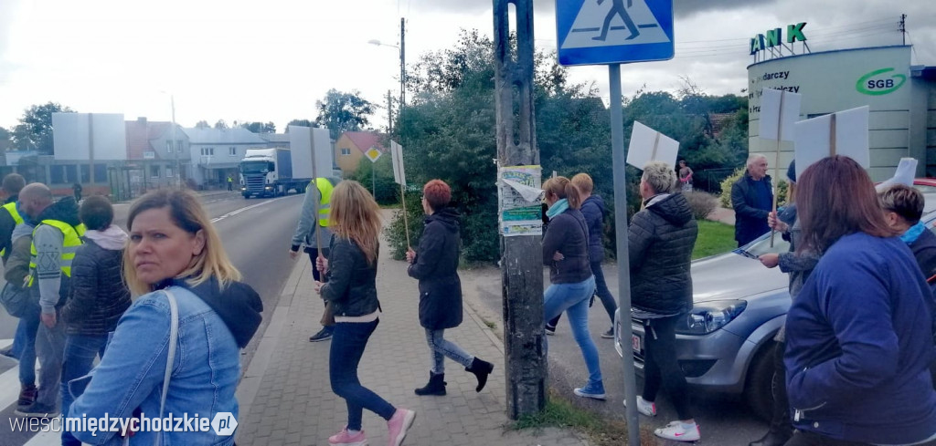 Protest rodziców uczniów z Wierzbna
