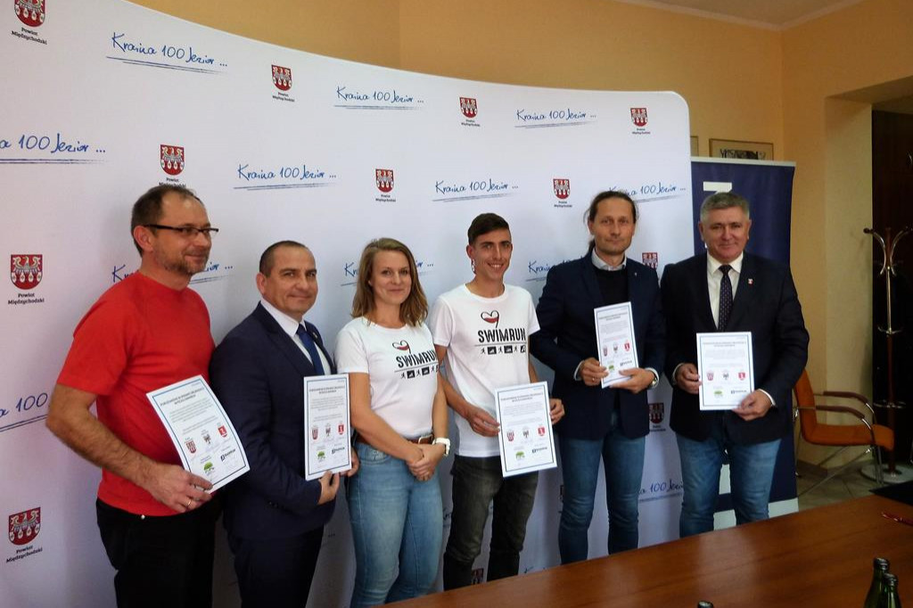 Podpisanie umowy na organizację swimrunu