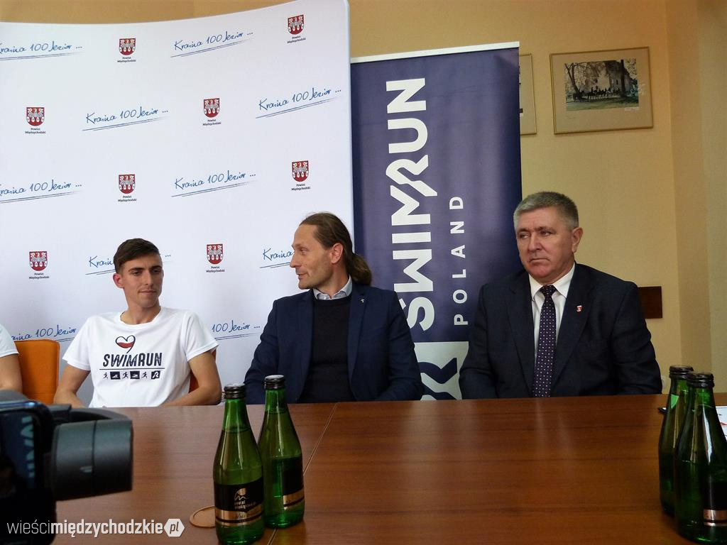 Podpisanie umowy na organizację swimrunu