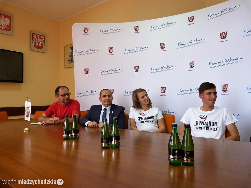 Podpisanie umowy na organizację swimrunu