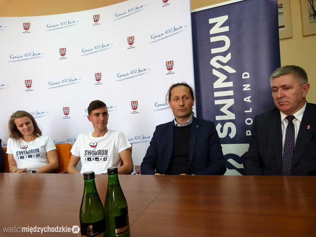 Podpisanie umowy na organizację swimrunu