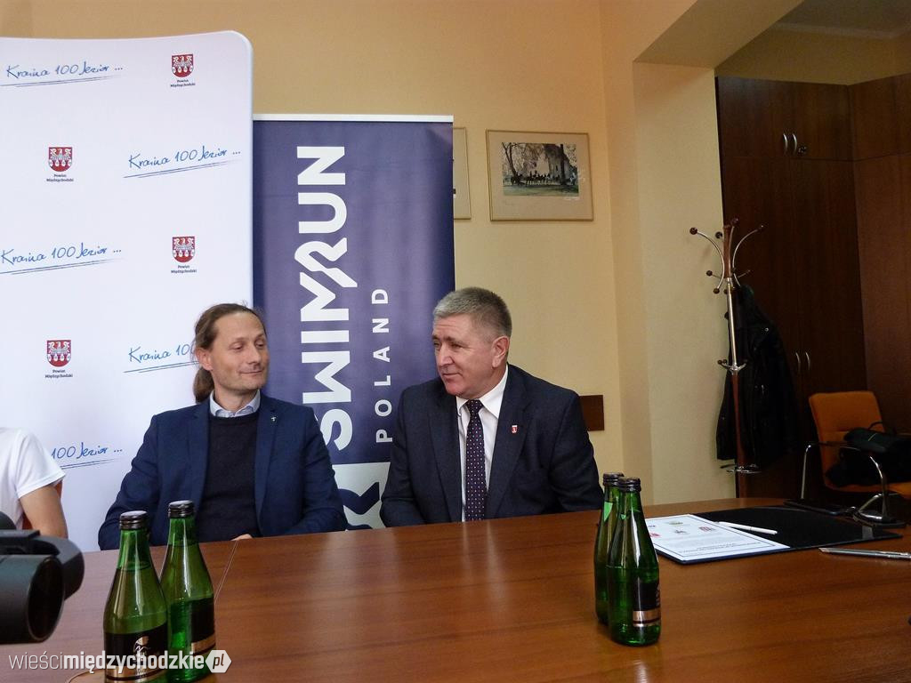 Podpisanie umowy na organizację swimrunu