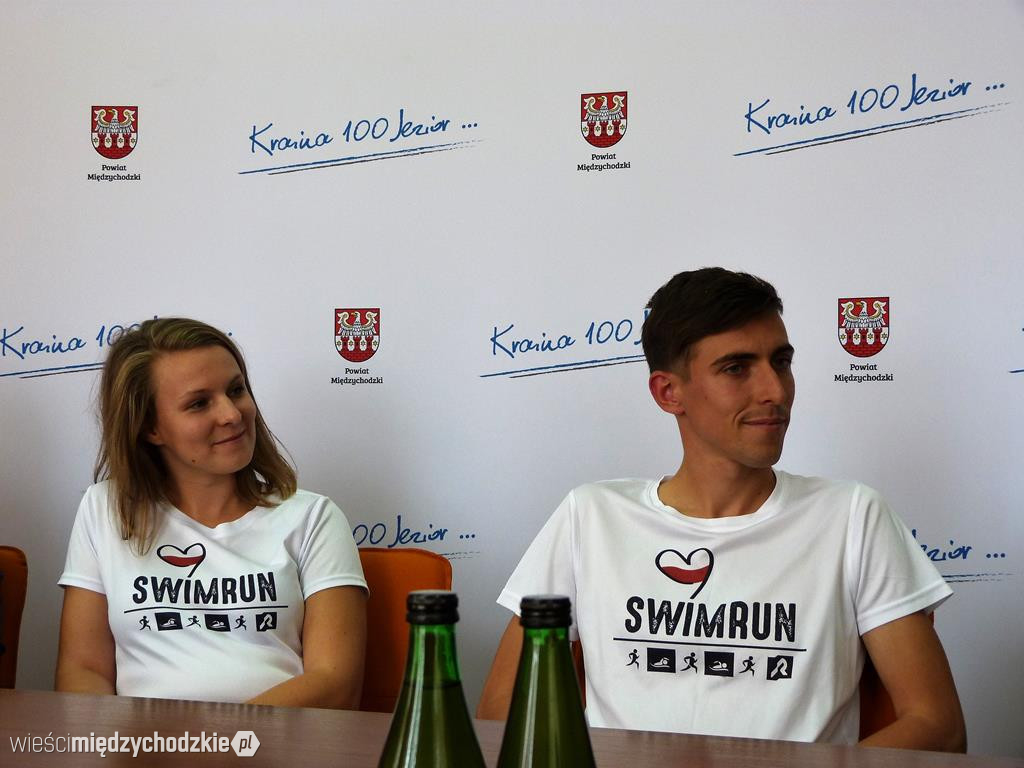 Podpisanie umowy na organizację swimrunu