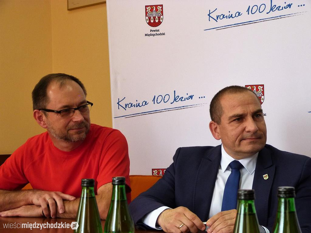 Podpisanie umowy na organizację swimrunu