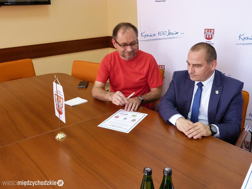Podpisanie umowy na organizację swimrunu