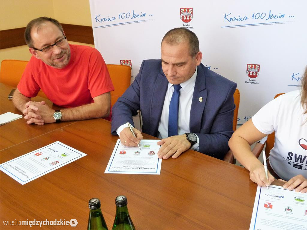Podpisanie umowy na organizację swimrunu