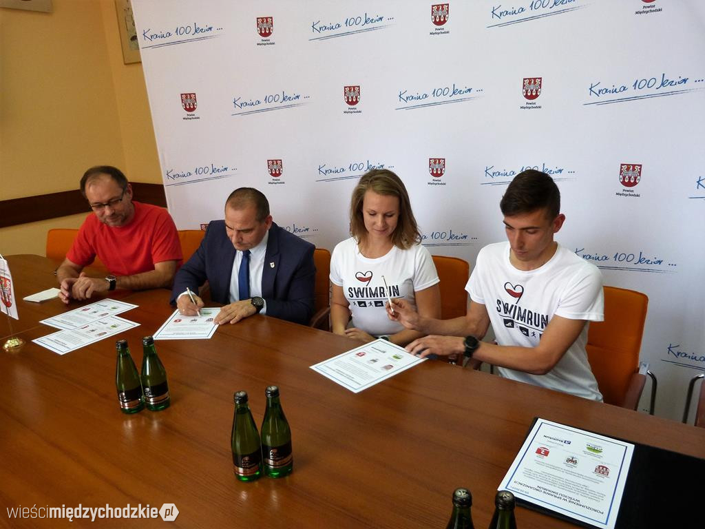 Podpisanie umowy na organizację swimrunu