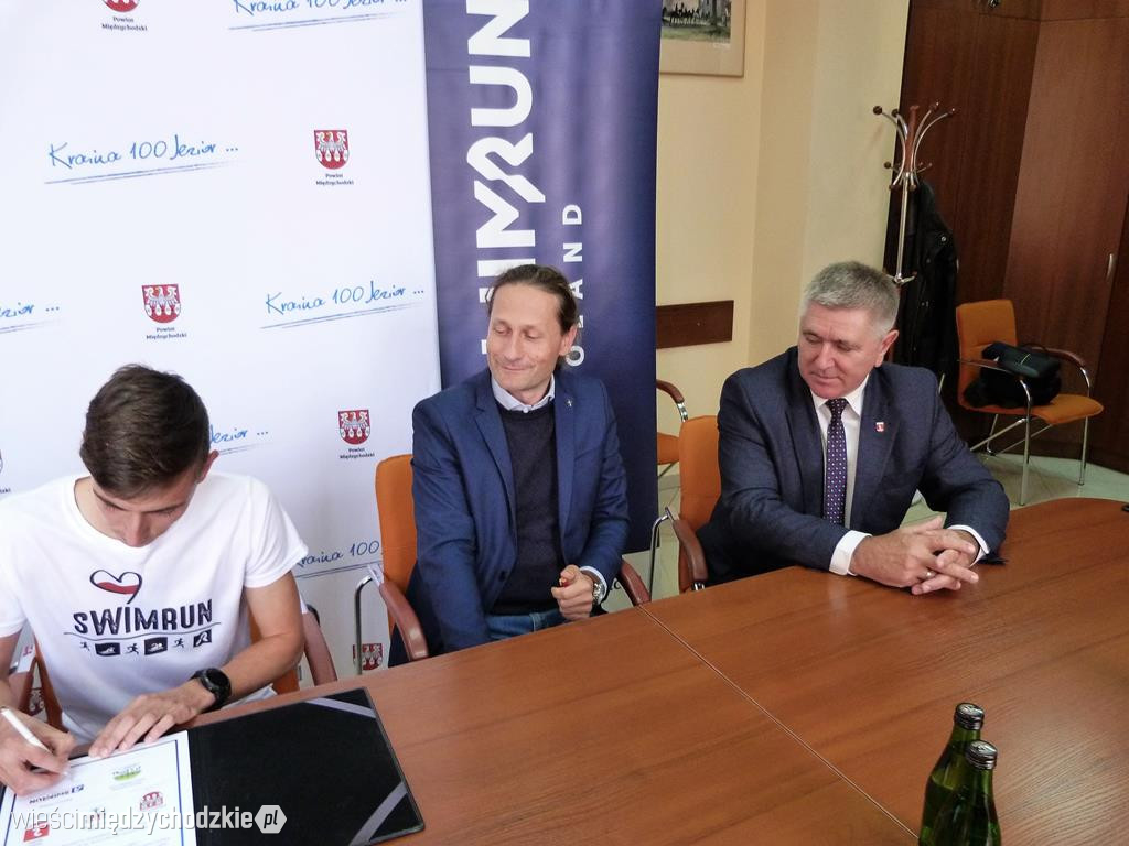 Podpisanie umowy na organizację swimrunu