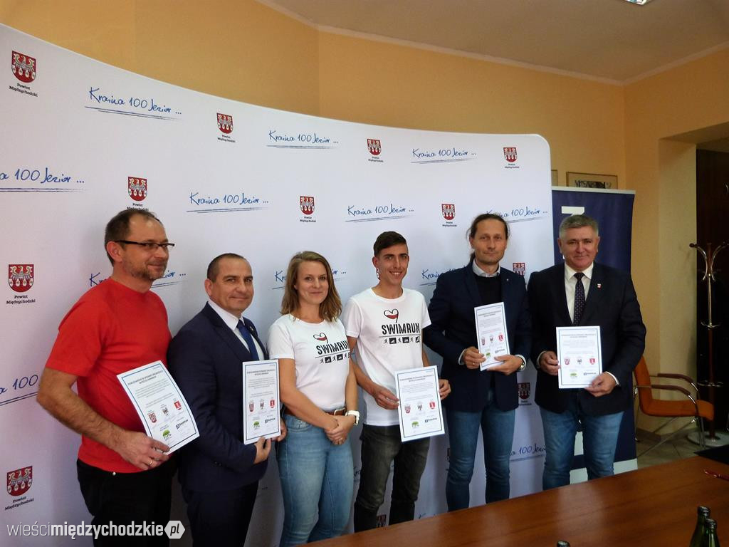 Podpisanie umowy na organizację swimrunu