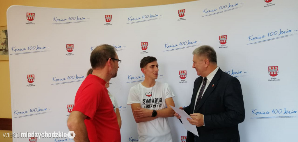 Podpisanie umowy na organizację swimrunu