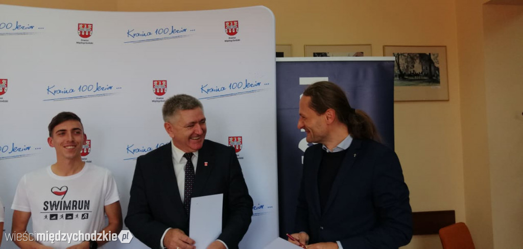 Podpisanie umowy na organizację swimrunu