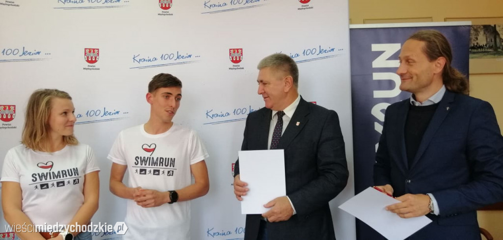 Podpisanie umowy na organizację swimrunu
