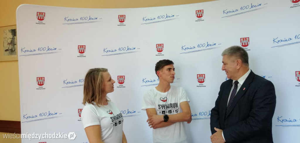 Podpisanie umowy na organizację swimrunu
