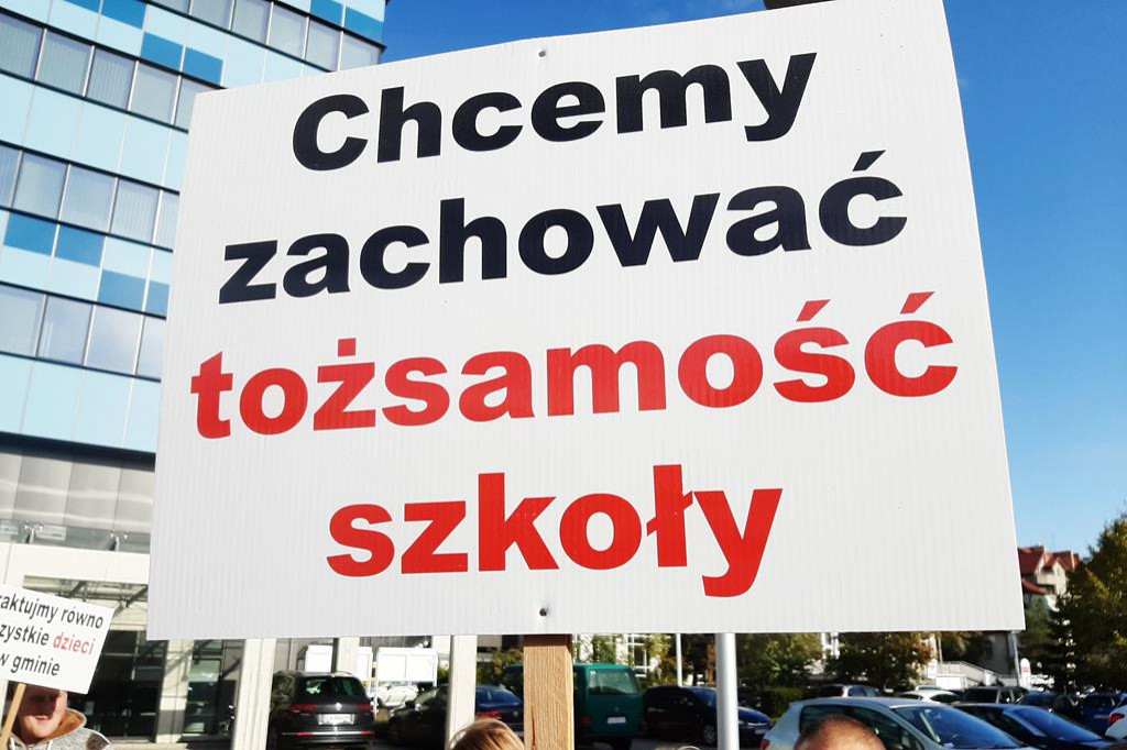 Pikieta rodziców uczniów ze szkoły w Wierzbnie